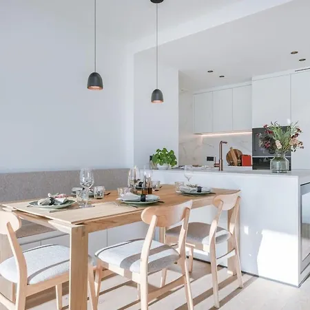 Stunning And Modern With Sunny Balcony *