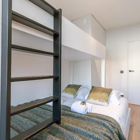 Stunning And Modern With Sunny Balcony 아파트 *