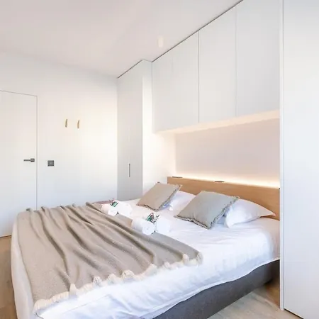 Stunning And Modern With Sunny Balcony