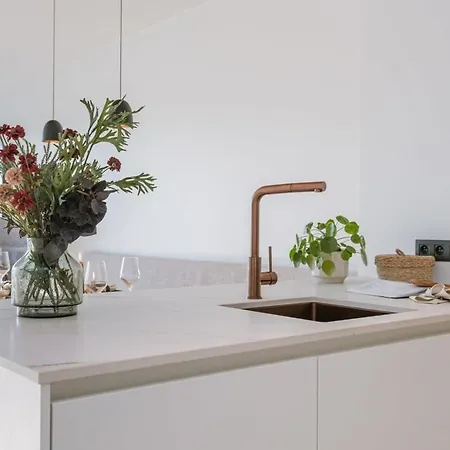 Stunning And Modern With Sunny Balcony *