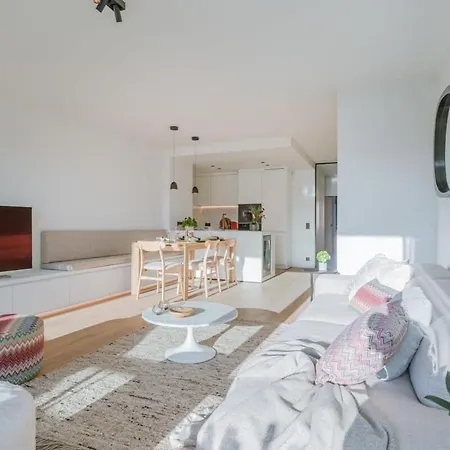 Stunning And Modern With Sunny Balcony 아파트 크노케-하이스트