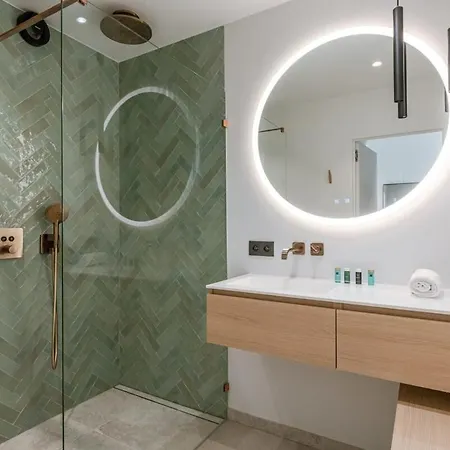 Daire Stunning And Modern With Sunny Balcony