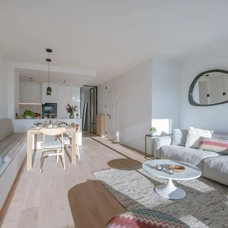 Daire Stunning And Modern With Sunny Balcony *