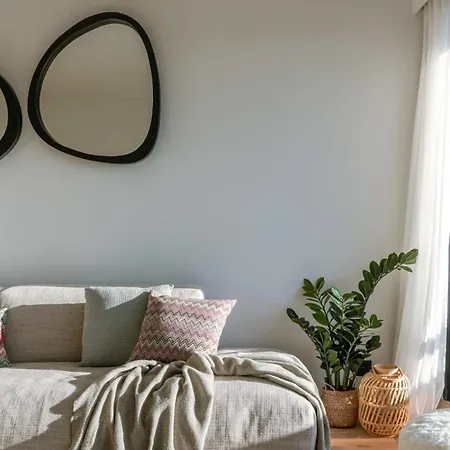 Stunning And Modern With Sunny Balcony *