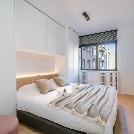 Stunning And Modern With Sunny Balcony 아파트